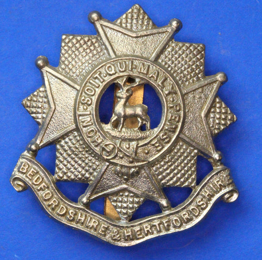 British Army Vintage World War 1 - WW1 WW2 Bedfordshire & Hertfordshire Regiment Cap Badge  [R05/24 27113]