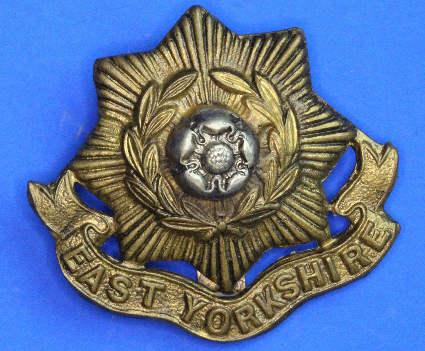 British Army Vintage World War 1 - WW1 East Yorkshire Regiment Cap Badge [R12/24 29151]