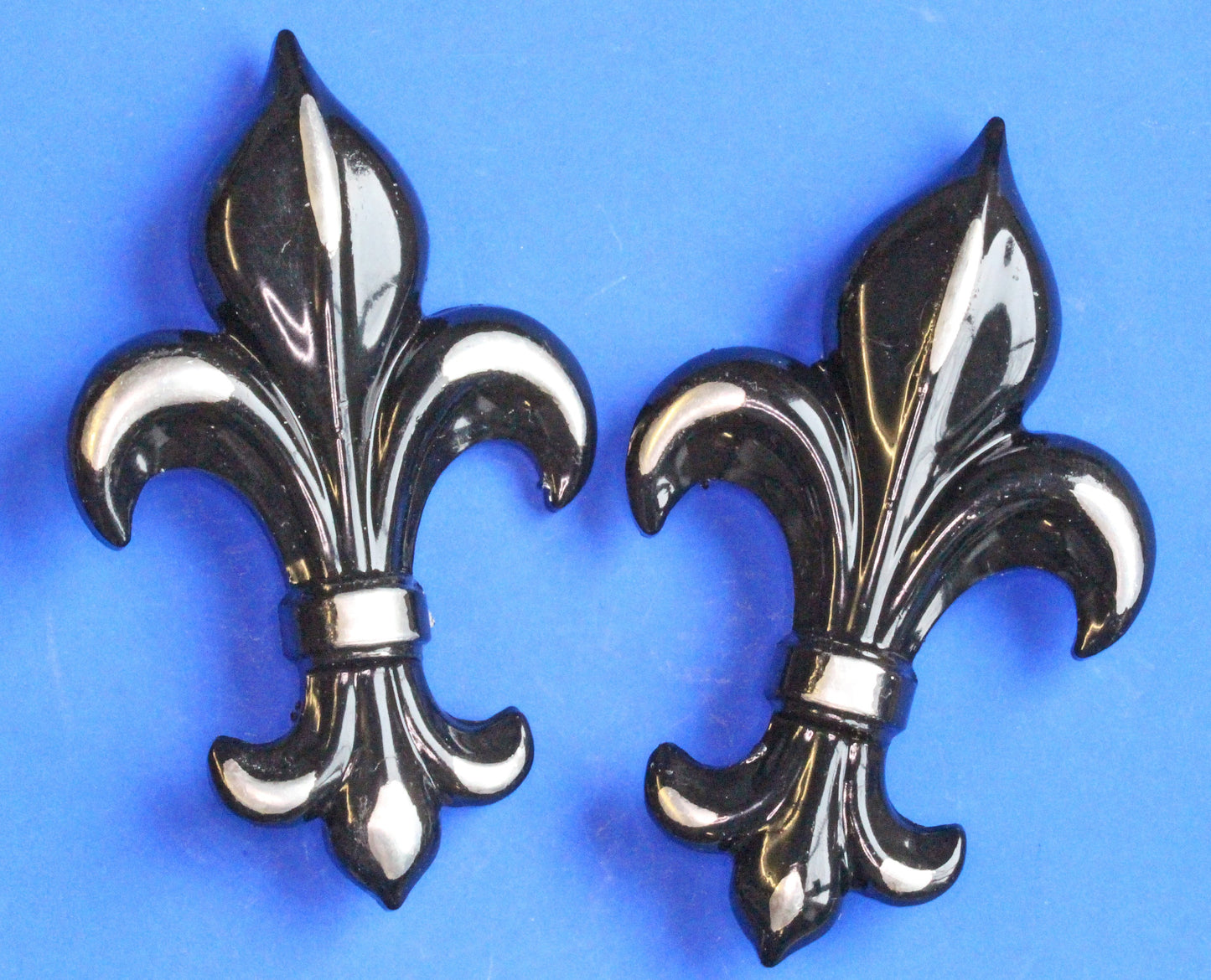British Army Militaria Manchester Regiment - Fleur-De-Lys, Arm/Pouch Badges blackened, PAIR [R03/25 FDLys]