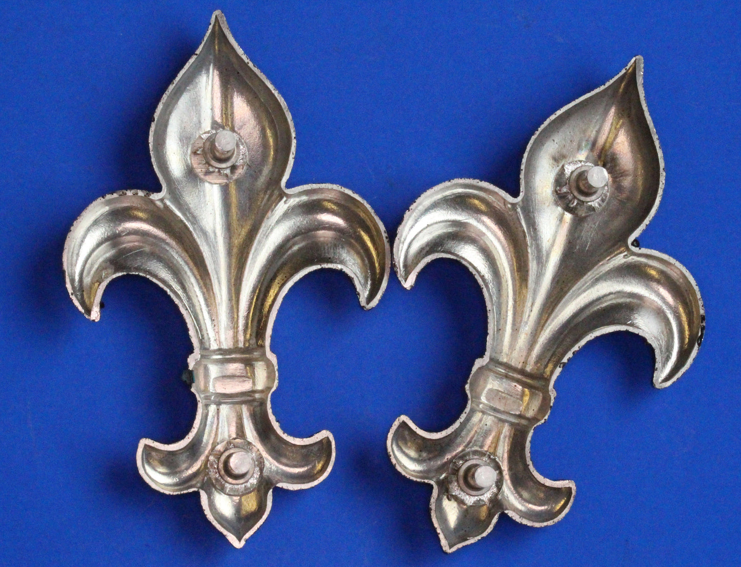 British Army Militaria Manchester Regiment - Fleur-De-Lys, Arm/Pouch Badges blackened, PAIR [R03/25 FDLys]