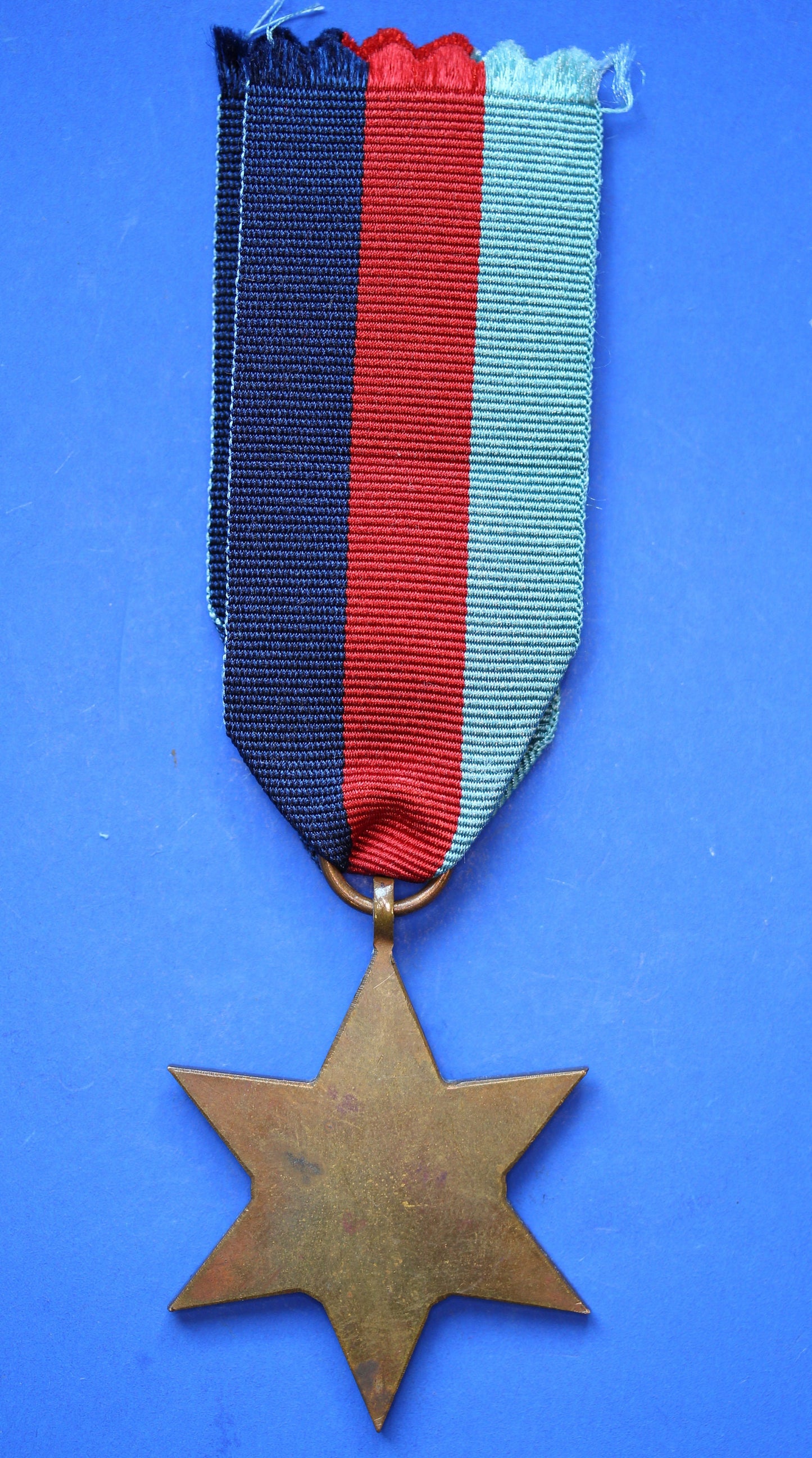 WW2 medal - George VI 1939 - 1945 Star with ribbon      [R04/25 29988]