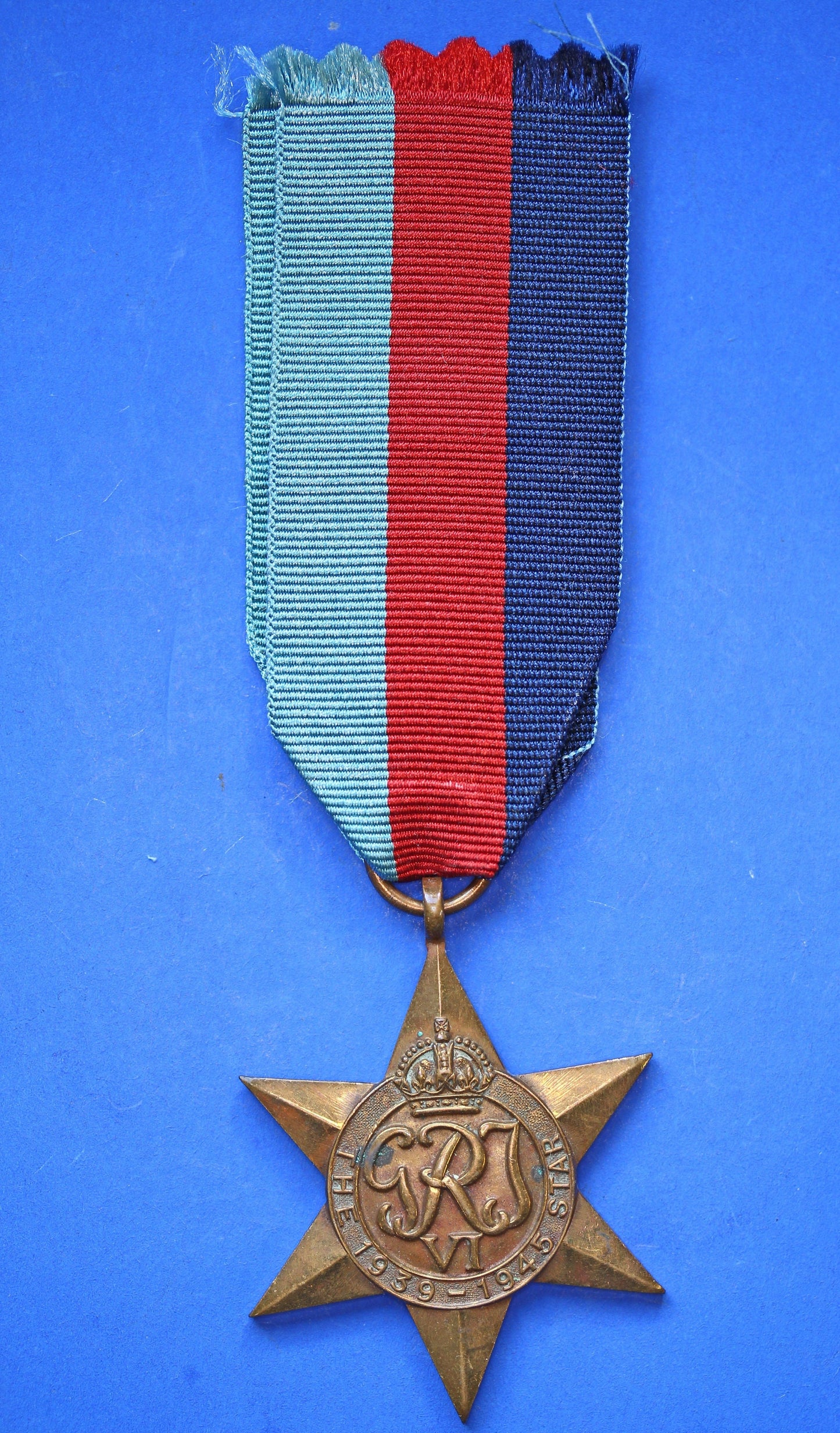 WW2 medal - George VI 1939 - 1945 Star with ribbon      [R04/25 29988]
