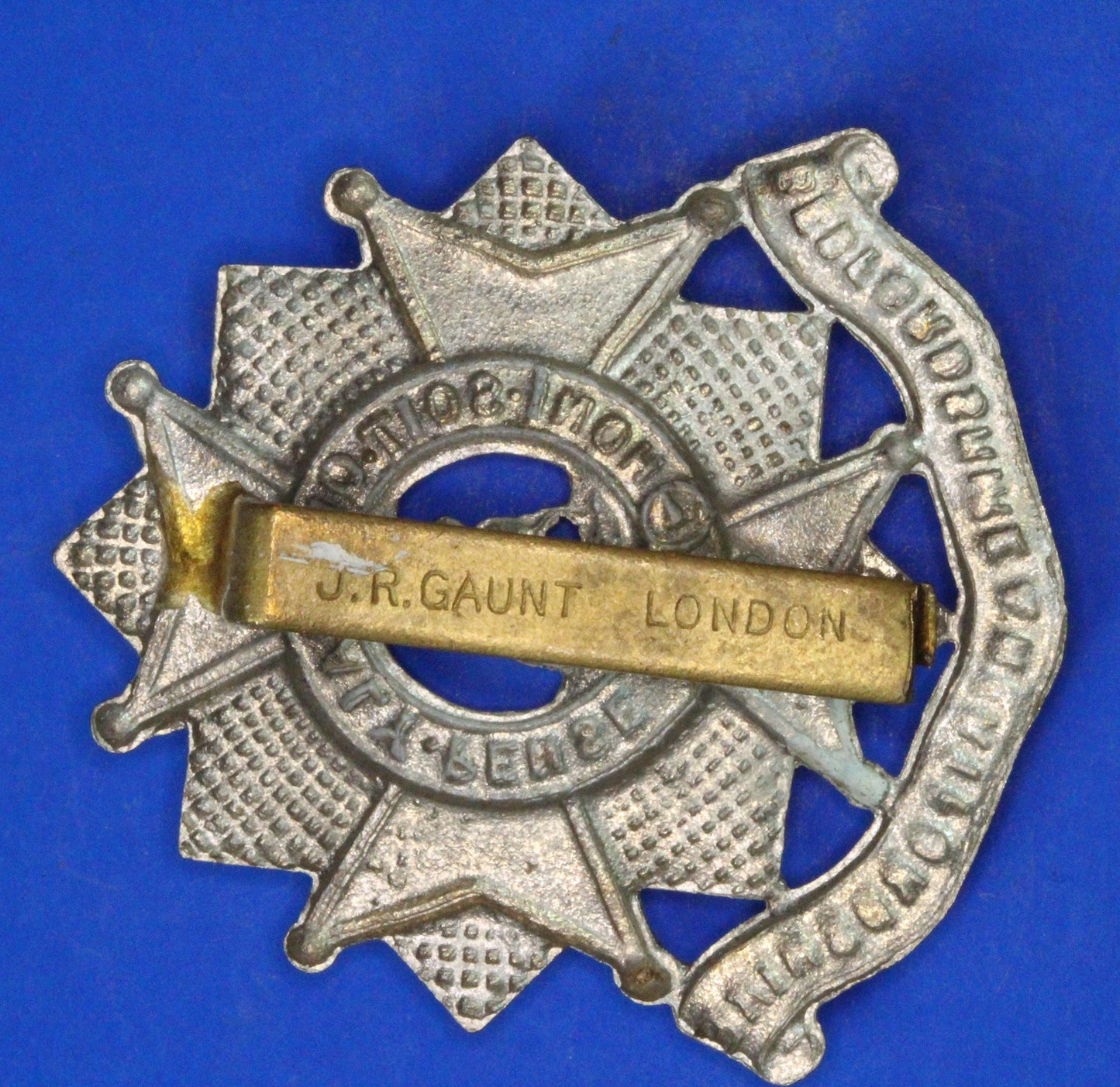 British Army Vintage World War 1 - WW1 Bedfordshire & Hertfordshire Regiment Cap Badge, Gaunt  [R08/25 30372]