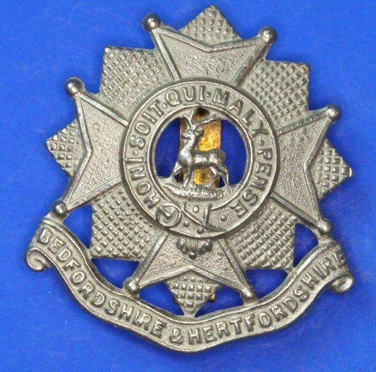 British Army Vintage World War 1 - WW1 Bedfordshire & Hertfordshire Regiment Cap Badge, Gaunt  [R08/25 30372]