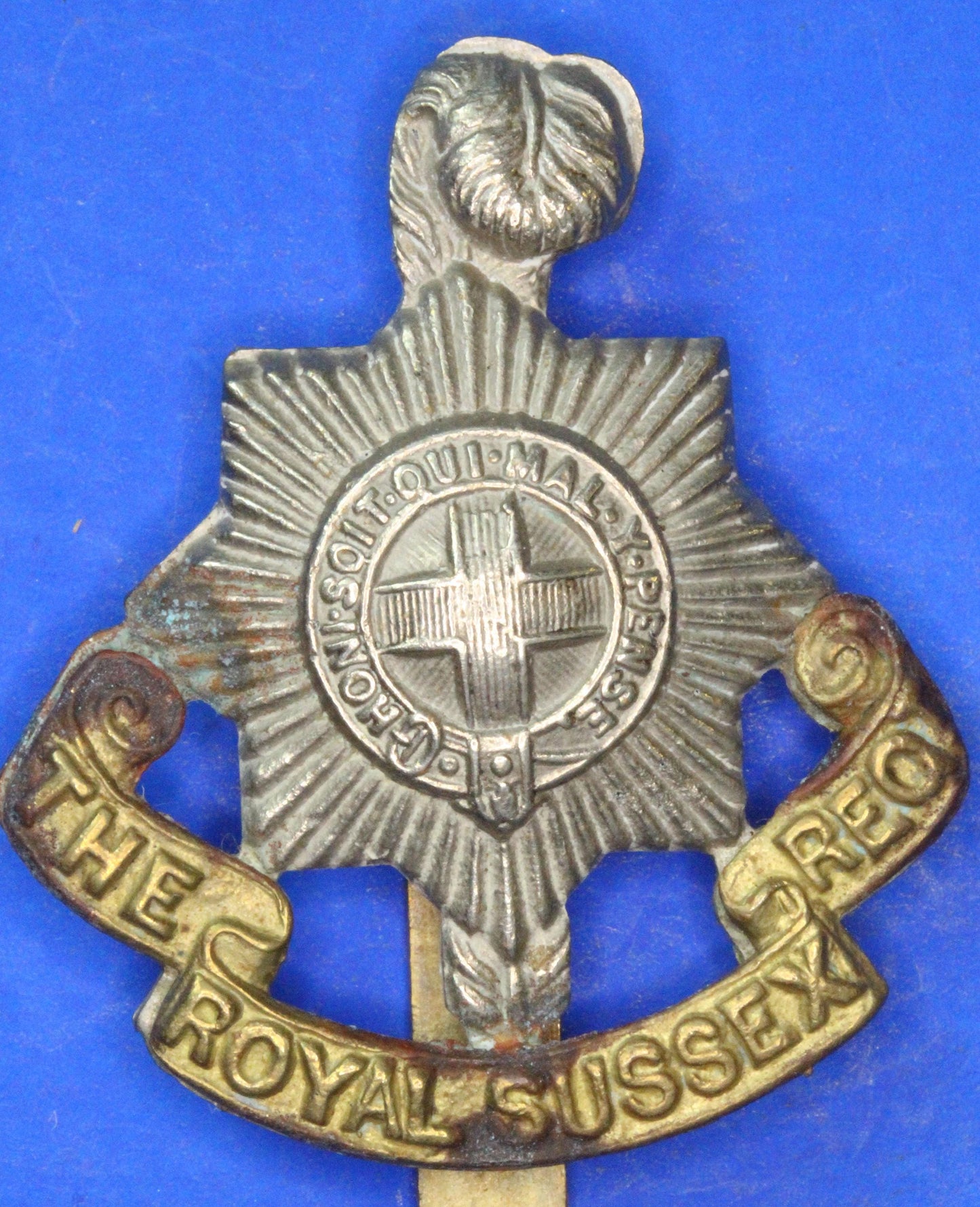 British Army Vintage World War 1 - WW1 The Royal Sussex Regiment Cap Badge  [R08/25 30373]