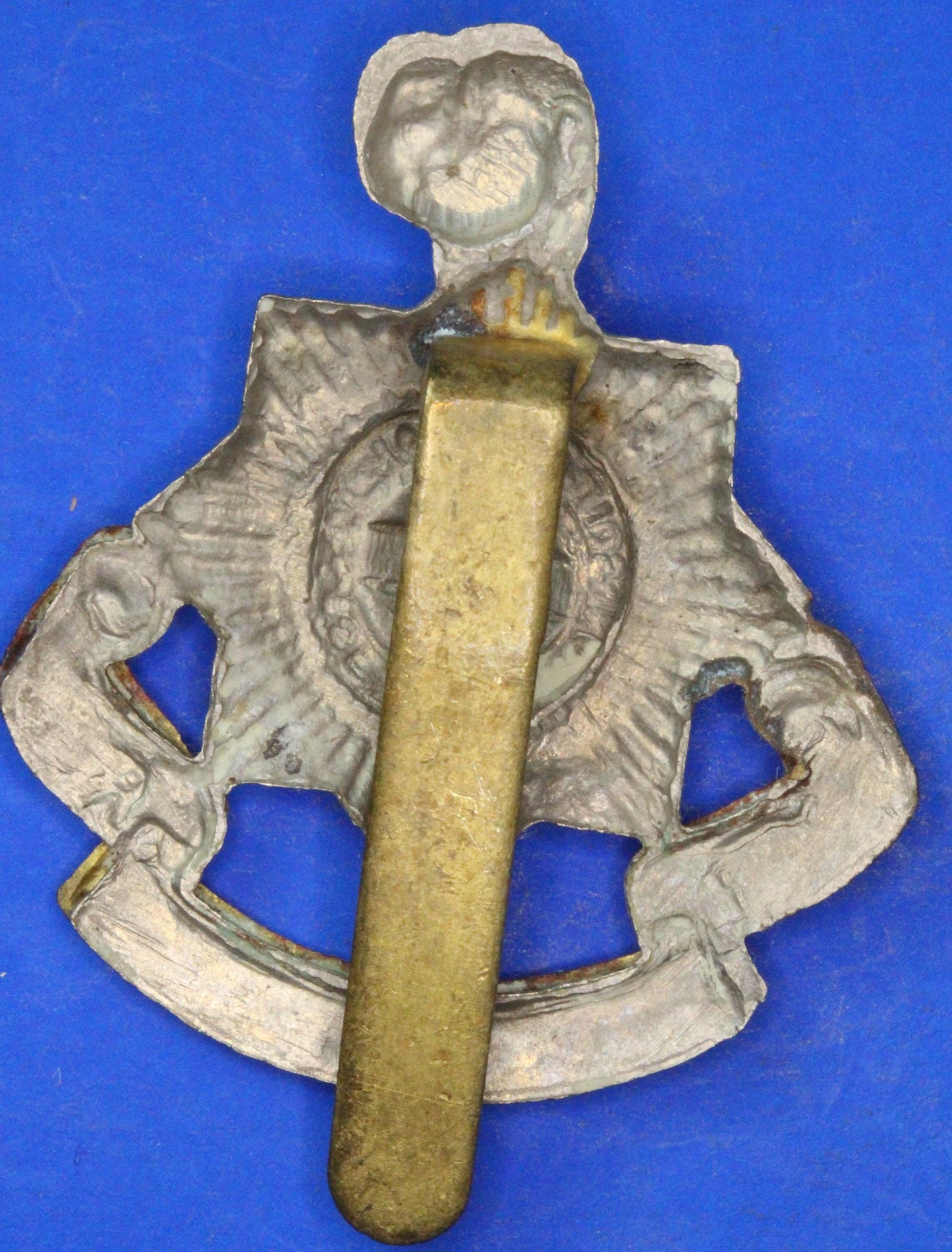 British Army Vintage World War 1 - WW1 The Royal Sussex Regiment Cap Badge  [R08/25 30373]