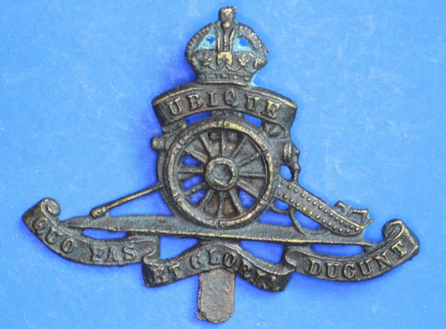 British Army Vintage World War 1 - WW1 Royal Artillery Regiment cap badge  [R09/25 30955]