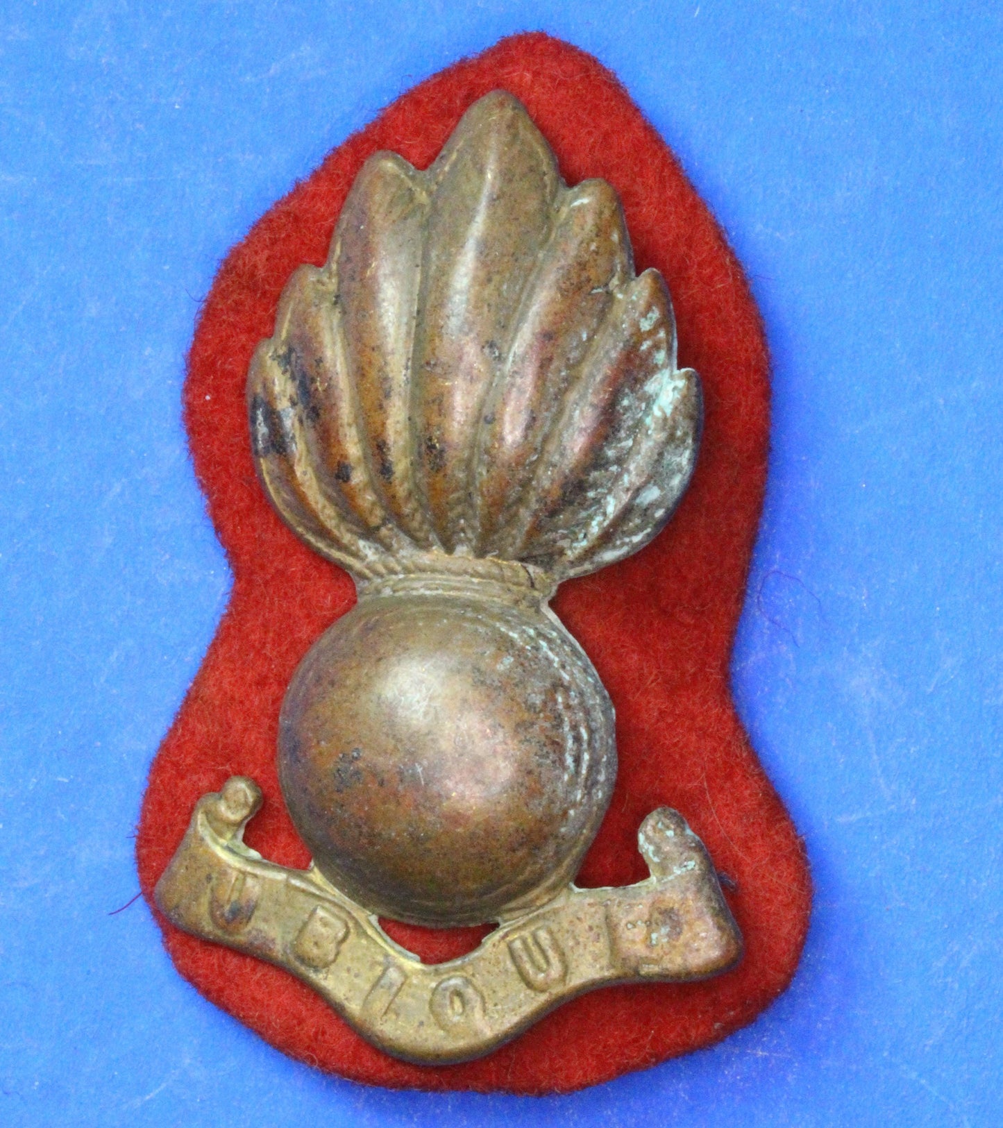 British Army Vintage World War 2 - WW2 Royal Artillery Regiment collar badge       [R09/25 30961]