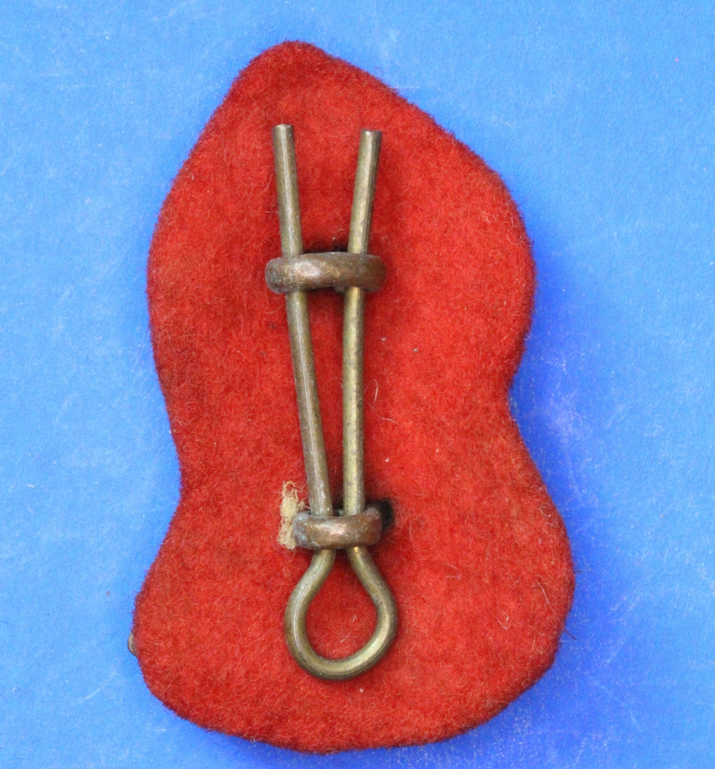 British Army Vintage World War 2 - WW2 Royal Artillery Regiment collar badge       [R09/25 30961]