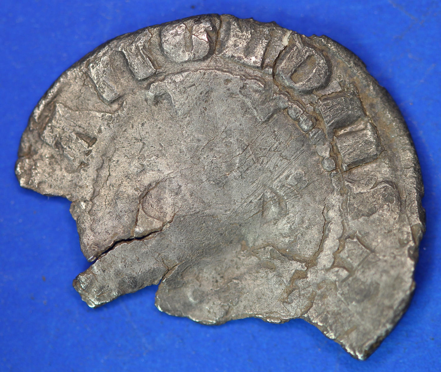 Medieval hammered long cross silver penny fragment, 0.91g   [R09/25 30662]