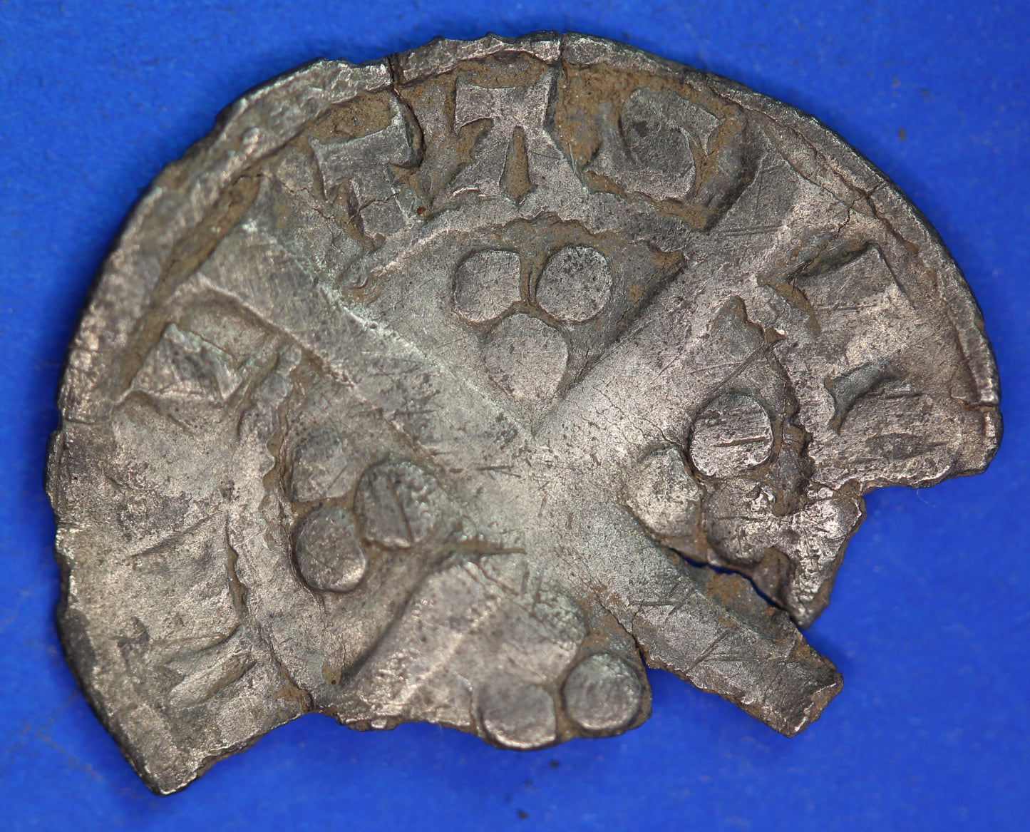Medieval hammered long cross silver penny fragment, 0.91g   [R09/25 30662]