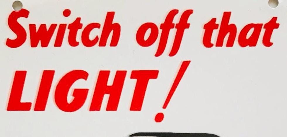 Metal Vintage Style Wall Sign - Switch Off That LIght WW2, 6x4 inch [LIGHT1]