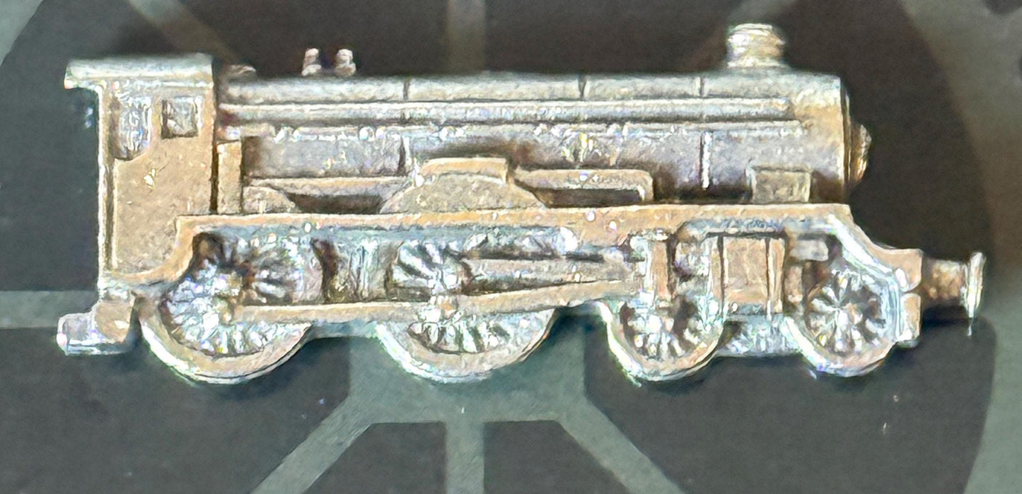 A steam locomotive in pewter supplied on a pin with clasp. [TSLPIN