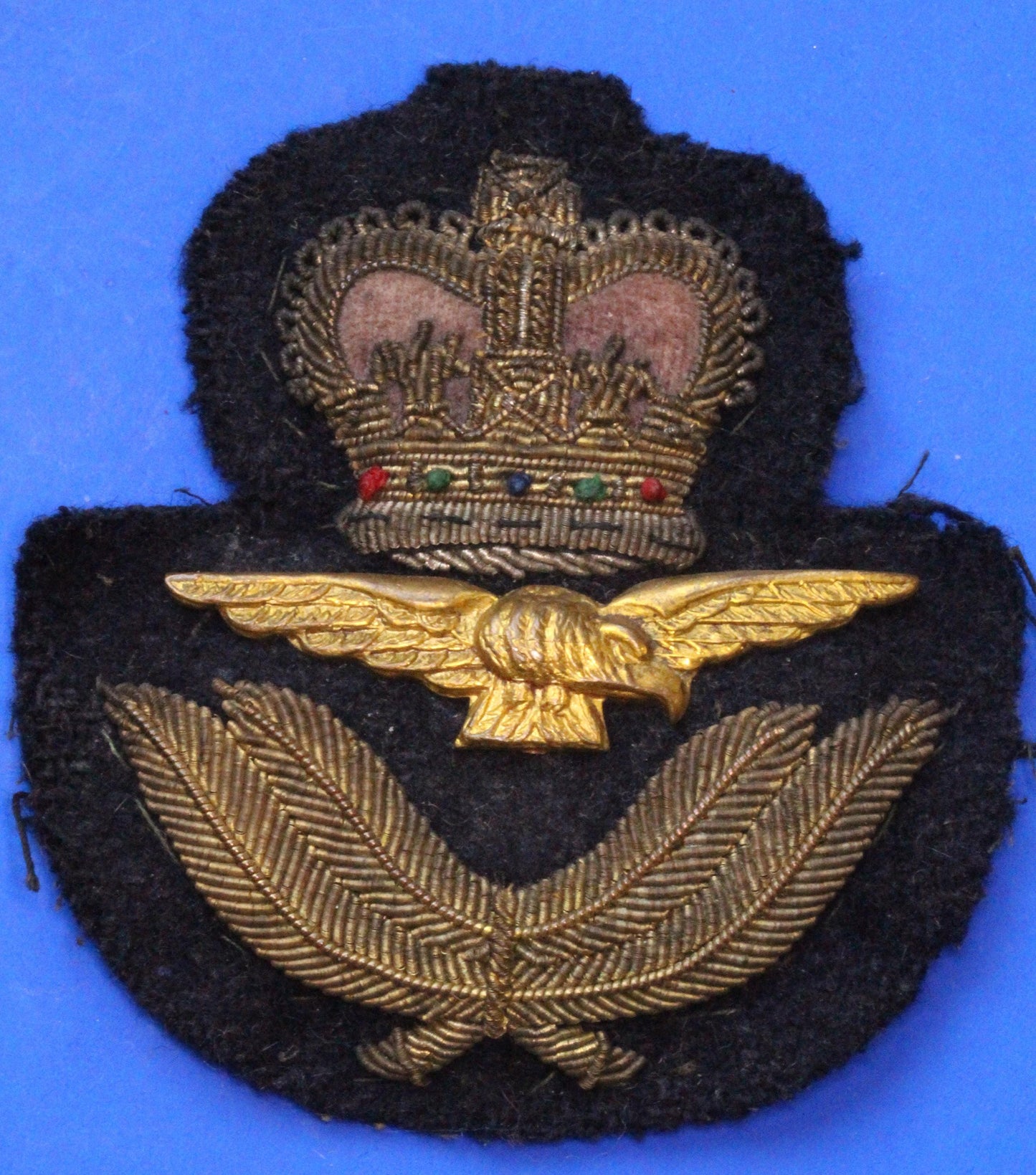 British Military Vintage - QE2 RAF Royal Air Force Officers Cloth Cap Badge    [02/25 32020]