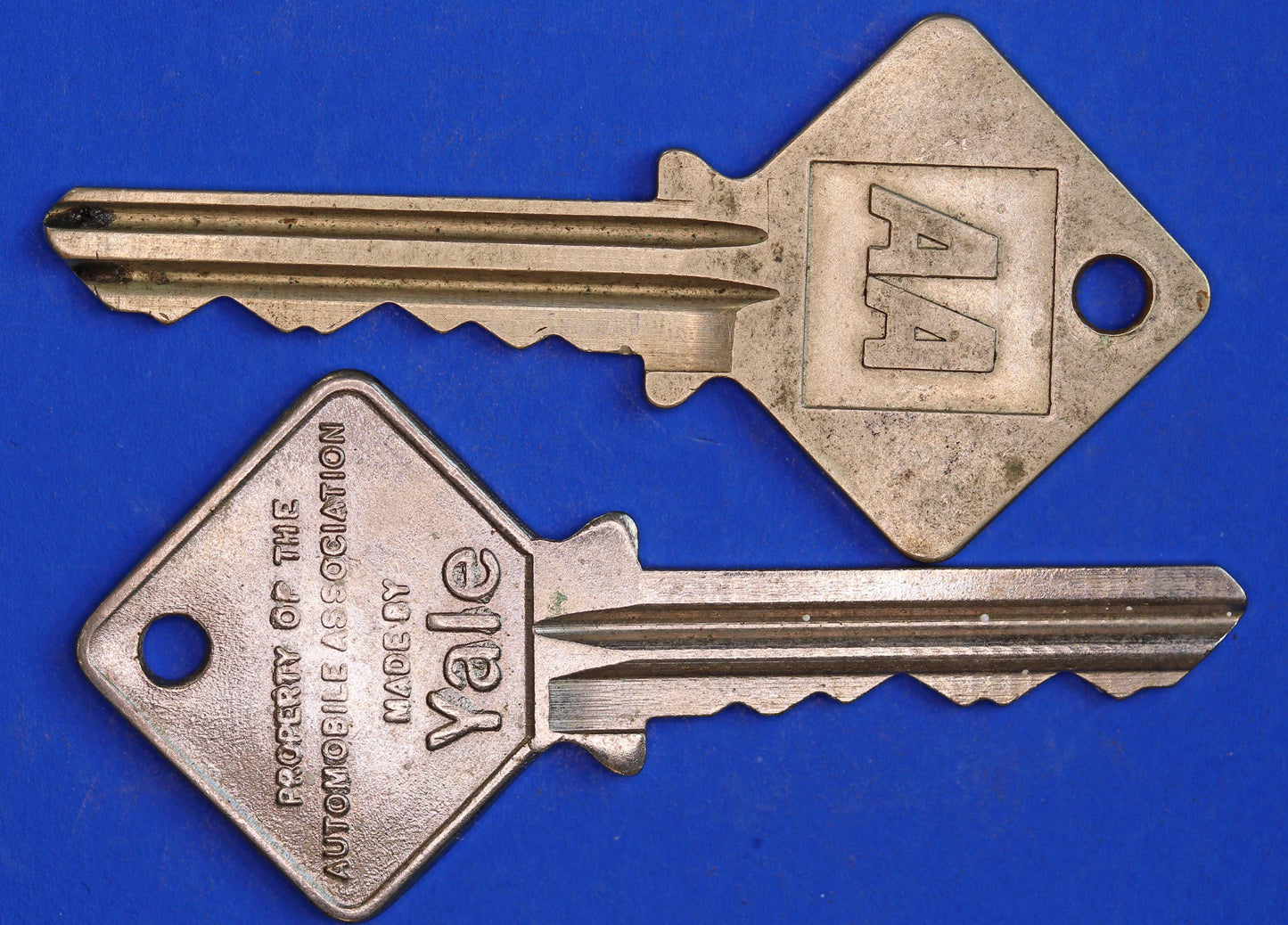 2x Automobile Association AA members emergency box keys, Post 1967      [04/25 32367]