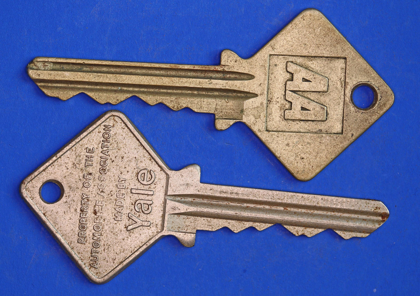 2x Automobile Association AA members emergency box keys, Post 1967      [04/25 32368]