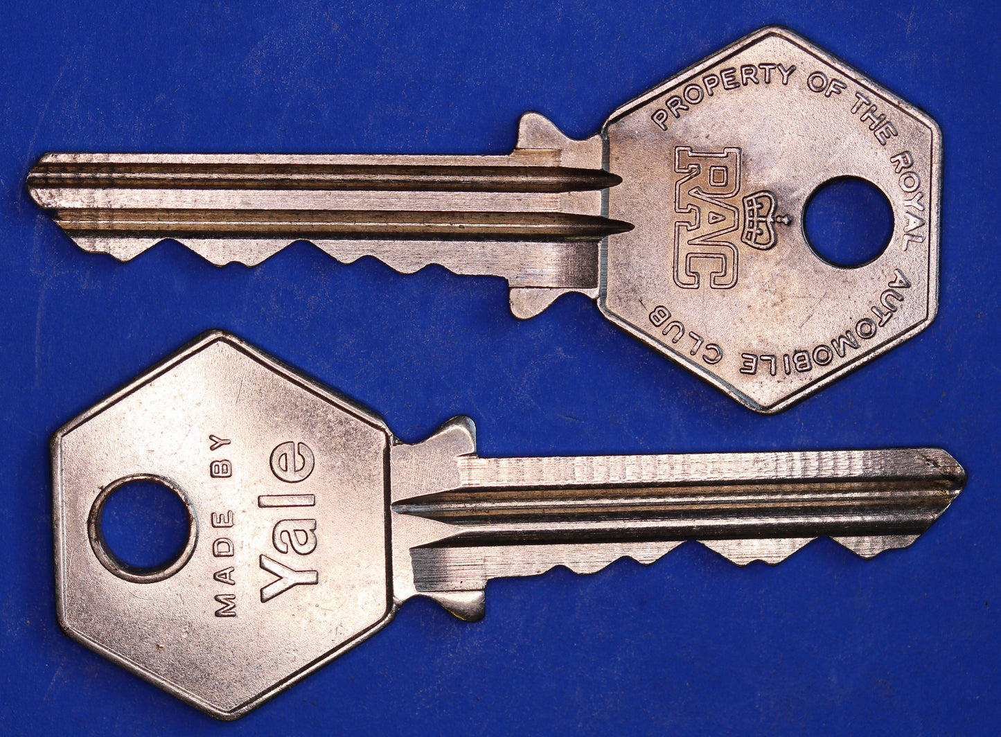 2x Royal Automobile Association RAC emergency box keys, 1960s  [04/25 32376]