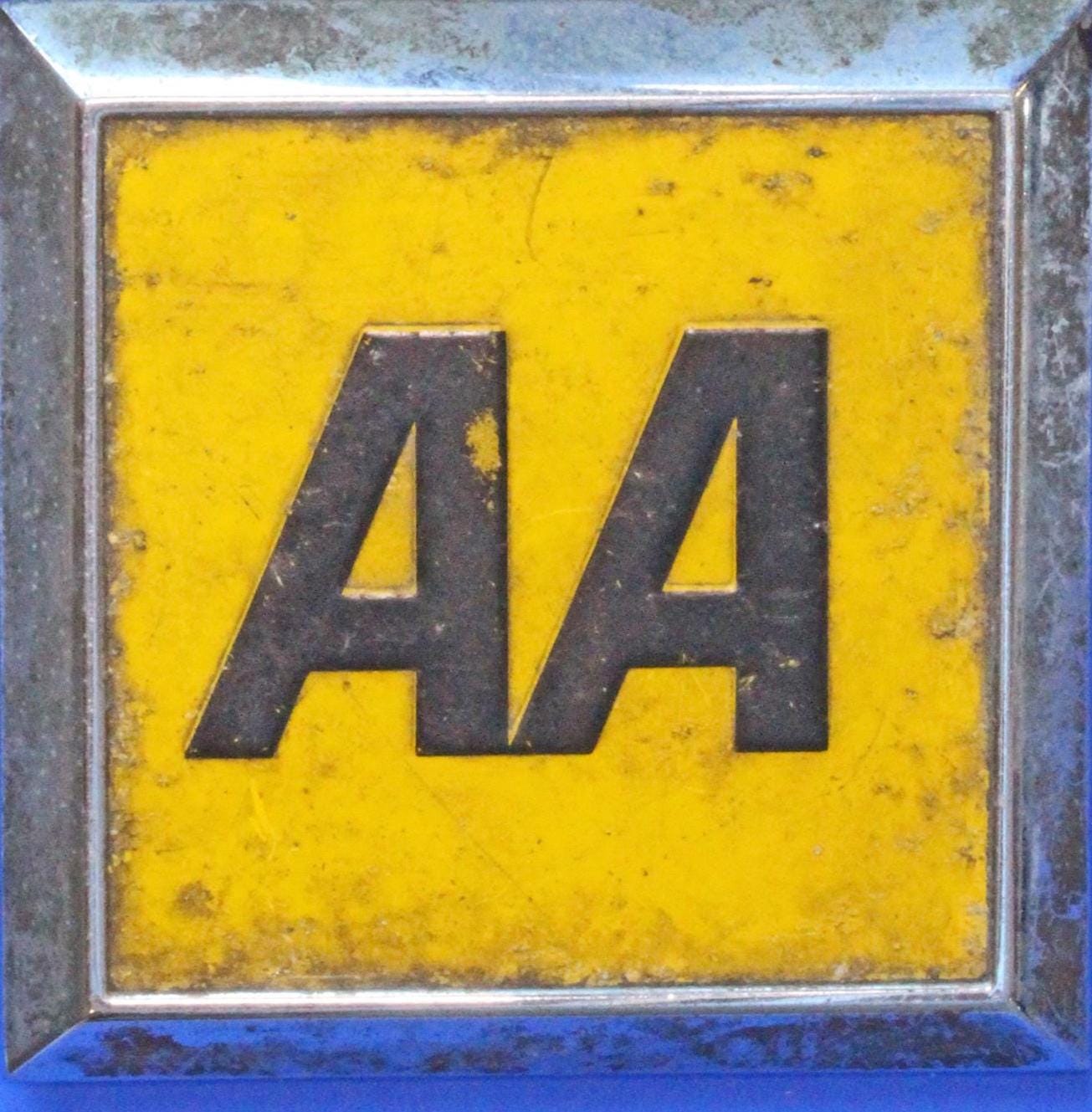Automobile Association AA members badge - Post 1967 with bracket       [05/25 32615]