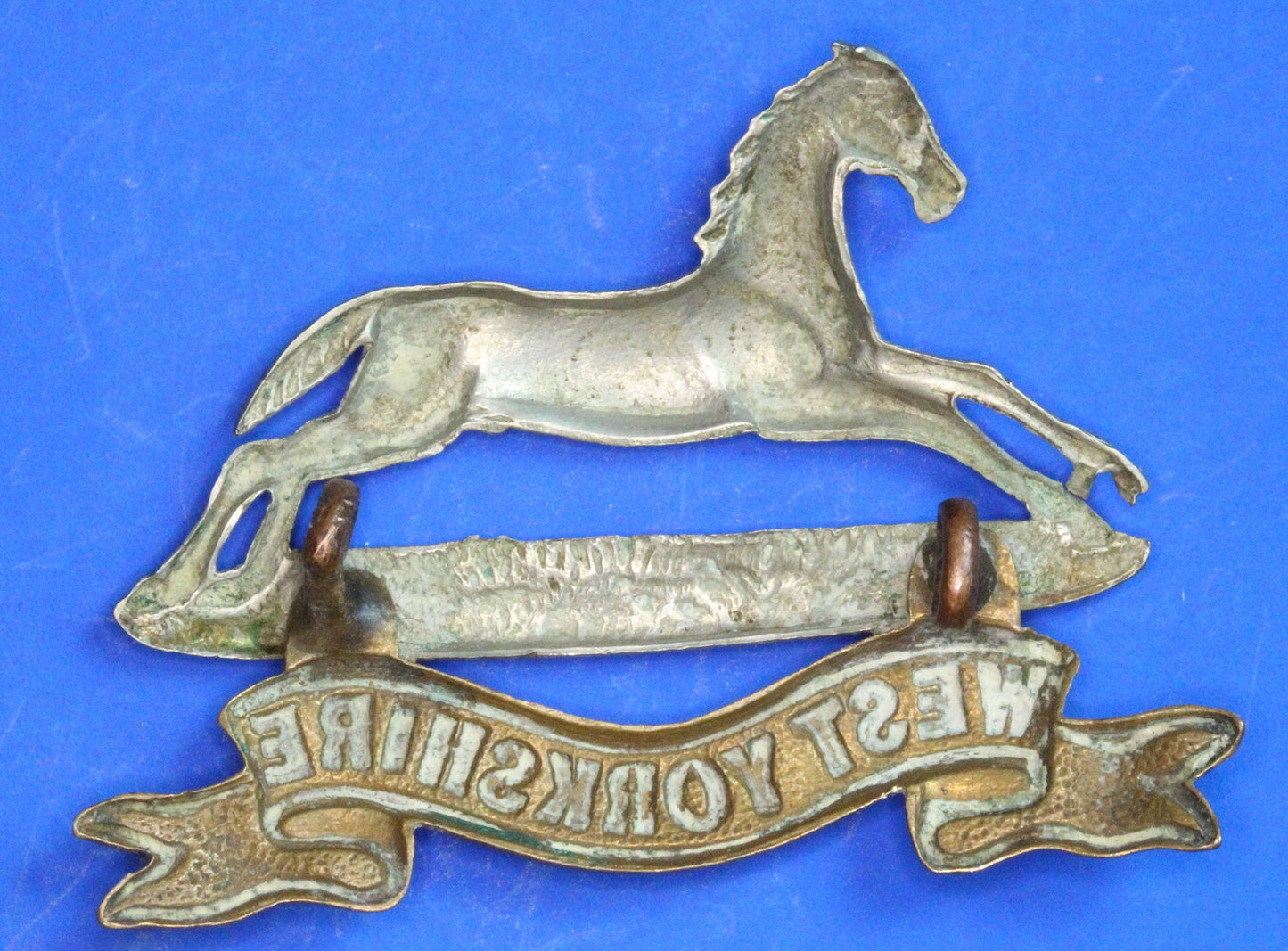 British Army Vintage World War 1 - WW1 / WW2 West Yorkshire Regiment Cap Badge [09/25 33117]