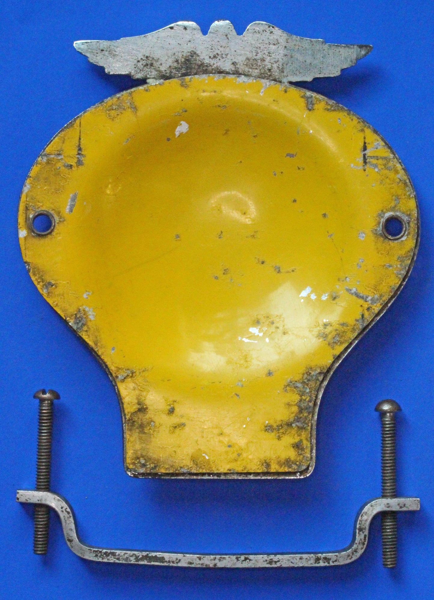 British Automobile Association AA members badge - 1957-59 with brackets   [09/25 31221]