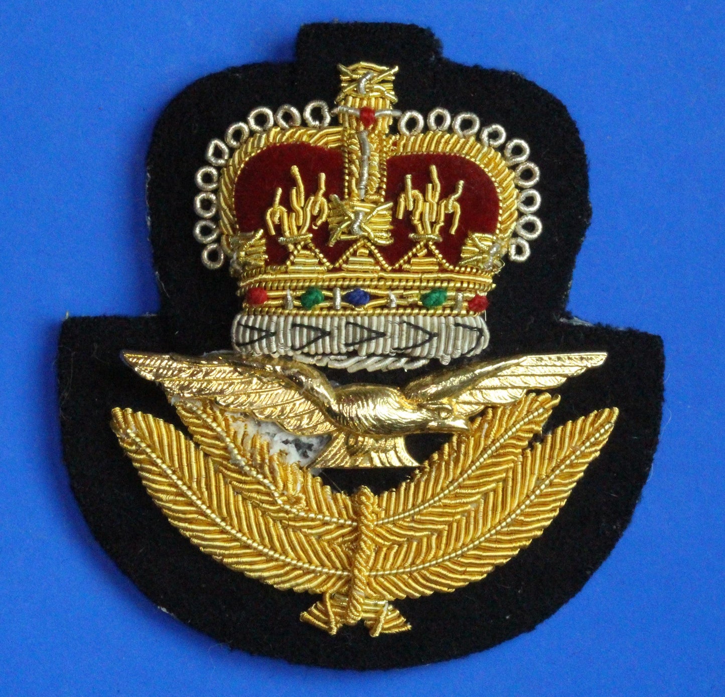 British Military Vintage - Royal Air Force RAF Cap badge, Queen's Crown, POORLY GLUED    [09/25 33244]