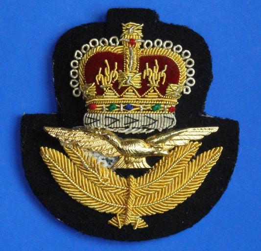 British Military Vintage - Royal Air Force RAF Cap badge, Queen's Crown, POORLY GLUED    [09/25 33244]