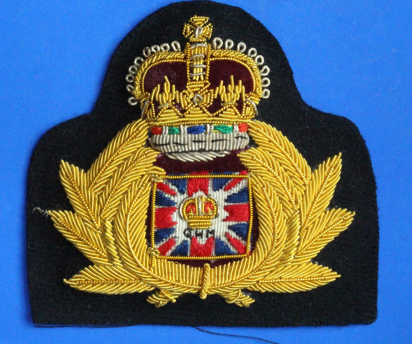 British Vintage - Navy Queen's Harbour Master QHM Cap Badge Bullion       [09/25 33243]