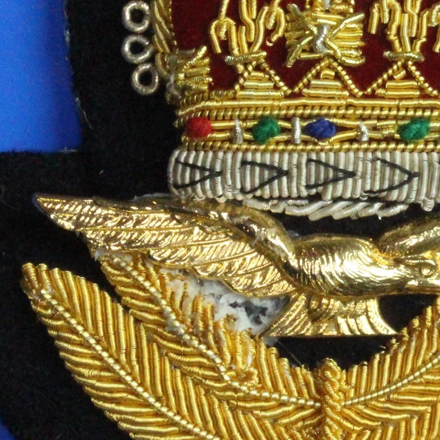 British Military Vintage - Royal Air Force RAF Cap badge, Queen's Crown, POORLY GLUED    [09/25 33244]