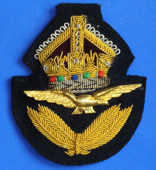 British Military Vintage - Royal Air force RAF Cap badge, King's Crown    [09/25 33246]