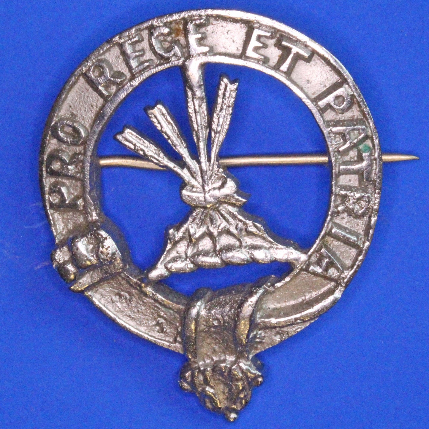 Vintage Scottish Clan Brooch /Bonnet Badge - PRO REGE Et PATRIA 5 arrows  [10/25 33449]