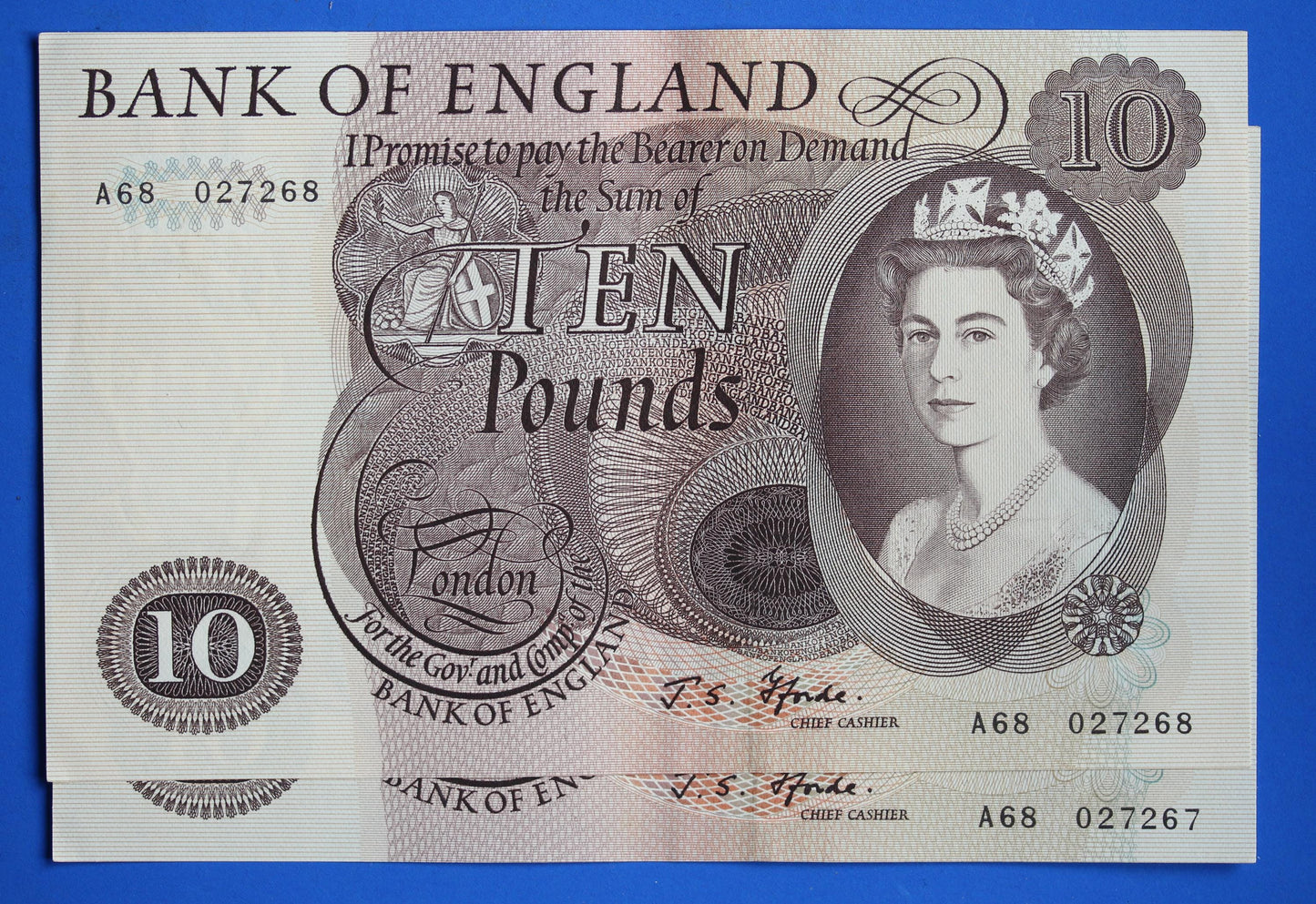 2x 1967 Bank of England Ten pound, Fforde "A68" Elizabeth II banknotes CONSECUTIVE [02/26 34404]