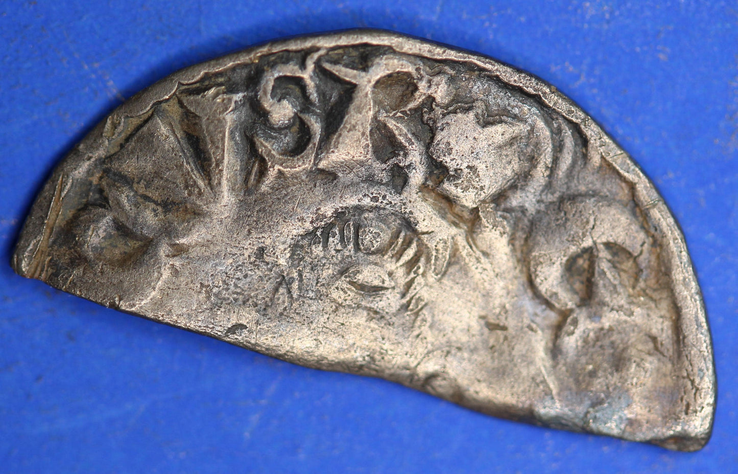 Medieval hammered short cross silver cut half penny, 0.61g   [04/26 35000]