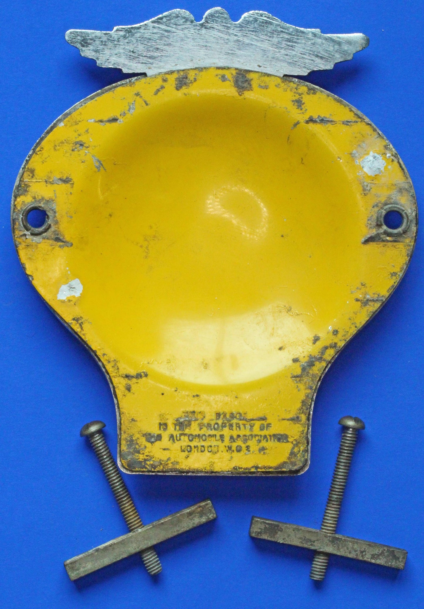 Automobile Association AA members badge - 1966-67 with brackets      [04/26 35063]