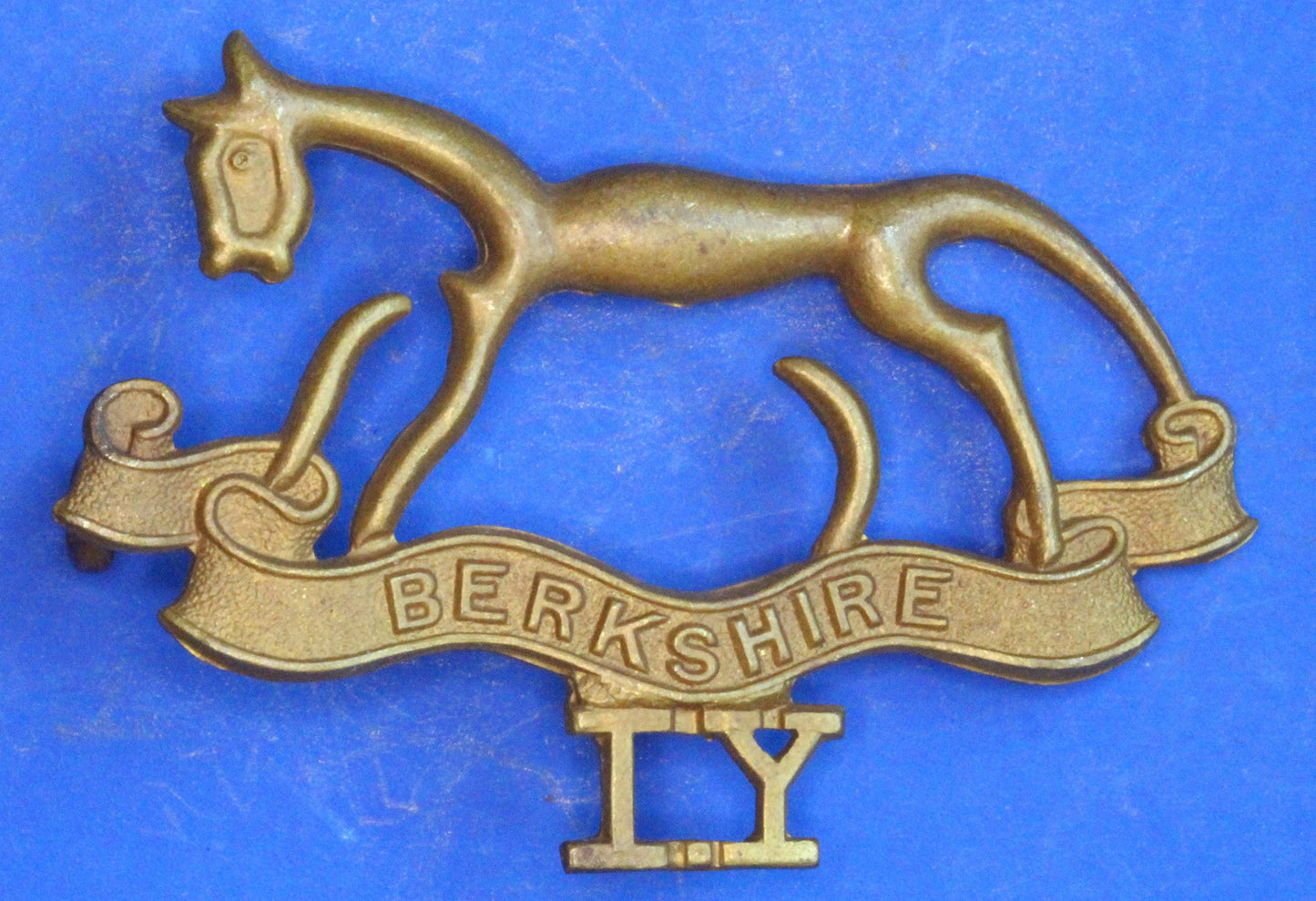 British Army Militaria - WW2 Berkshire Imperial Yeomanry cap badge, LUG MISSING     [04/26 35047]