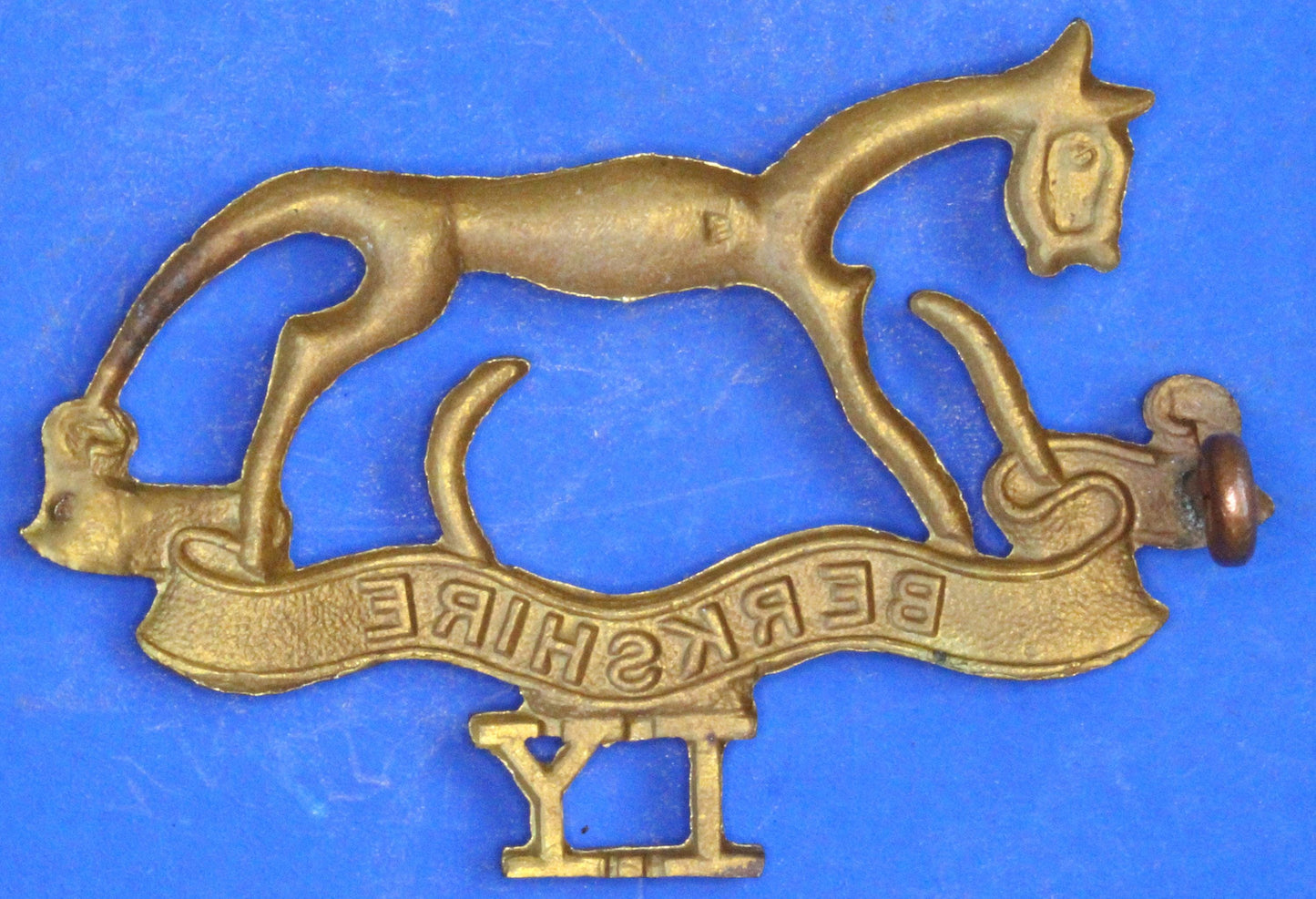 British Army Militaria - WW2 Berkshire Imperial Yeomanry cap badge, LUG MISSING     [04/26 35047]