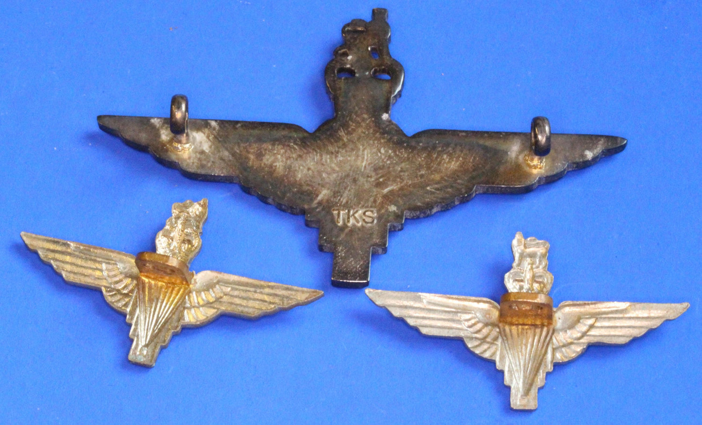 British Army Militaria - Parachute Regiment, Cap and Collar badges    [07/26 35525]