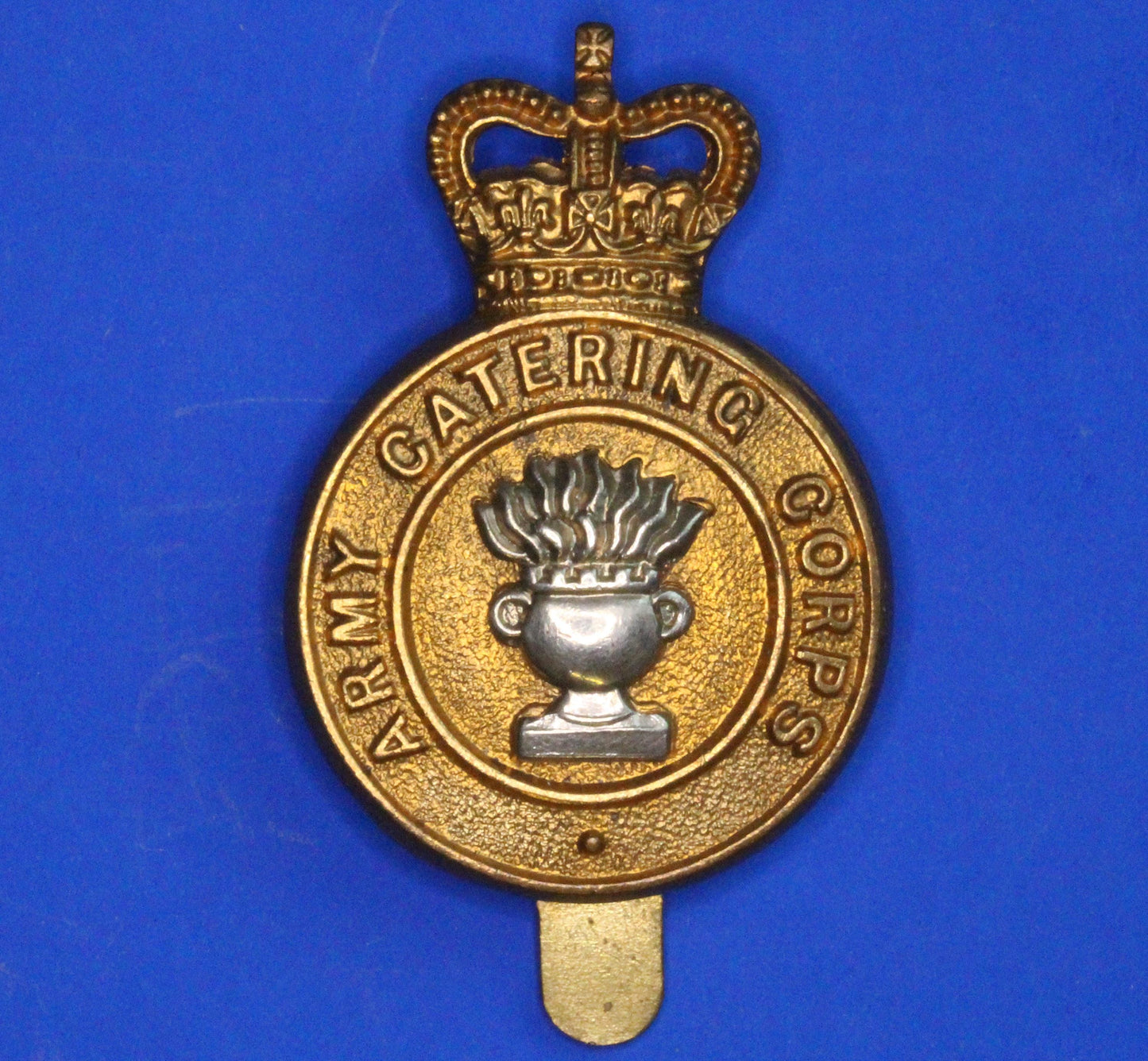 British Militaria - Army Catering Corps ACC Cap Badge J.R. GAUNT LONDON – Queens Crown   [08/26 35630]