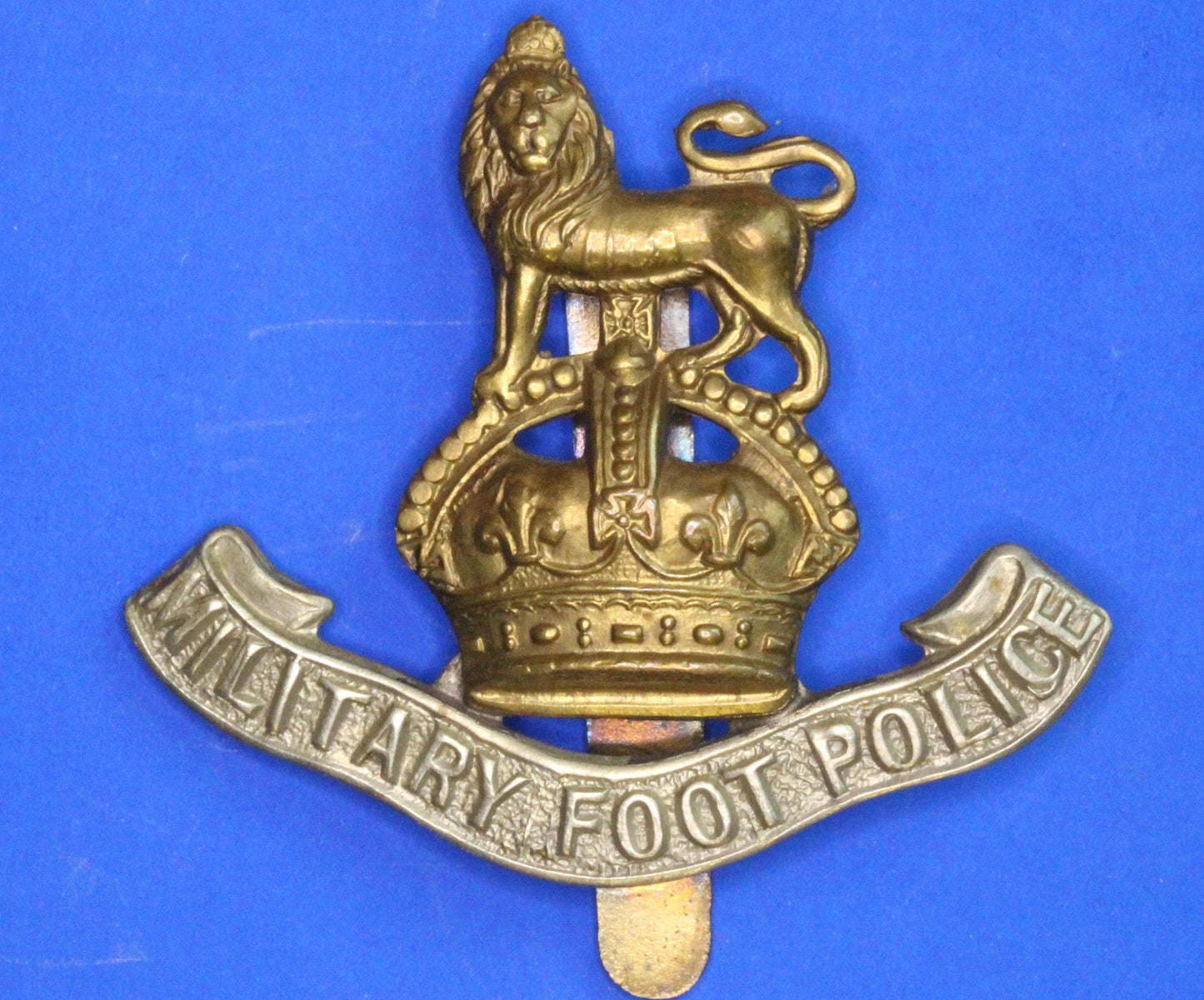 British Militaria - WW2 Military Foot Police Bi Metal Cap Badge    [08/26 35631]