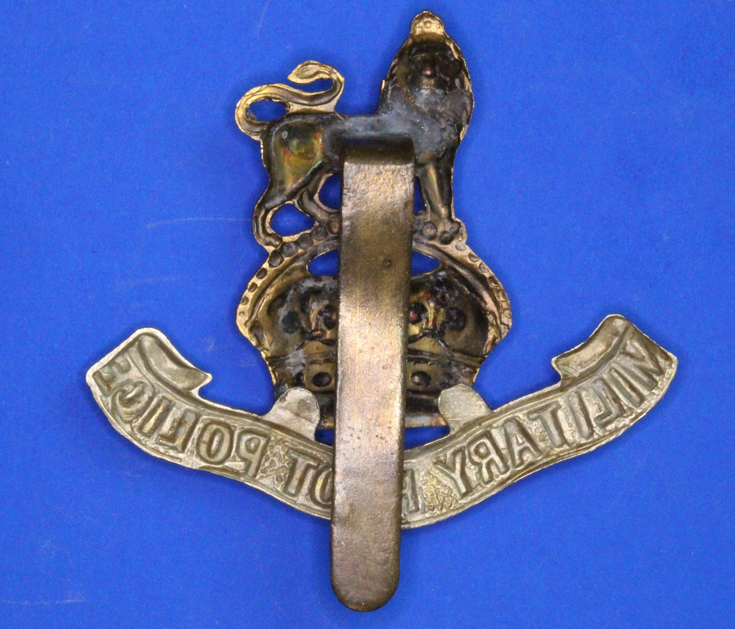 British Militaria - WW2 Military Foot Police Bi Metal Cap Badge    [08/26 35631]