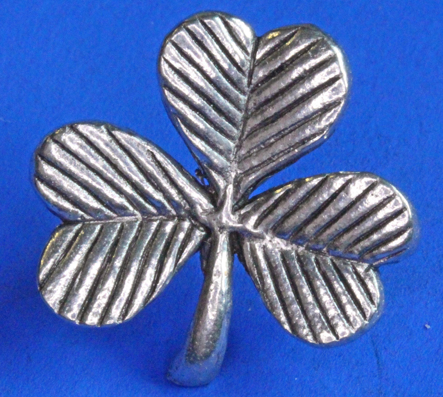 Irish Shamrock made in pewter, supplied on a pin with clasps, 22mm [PP G52]