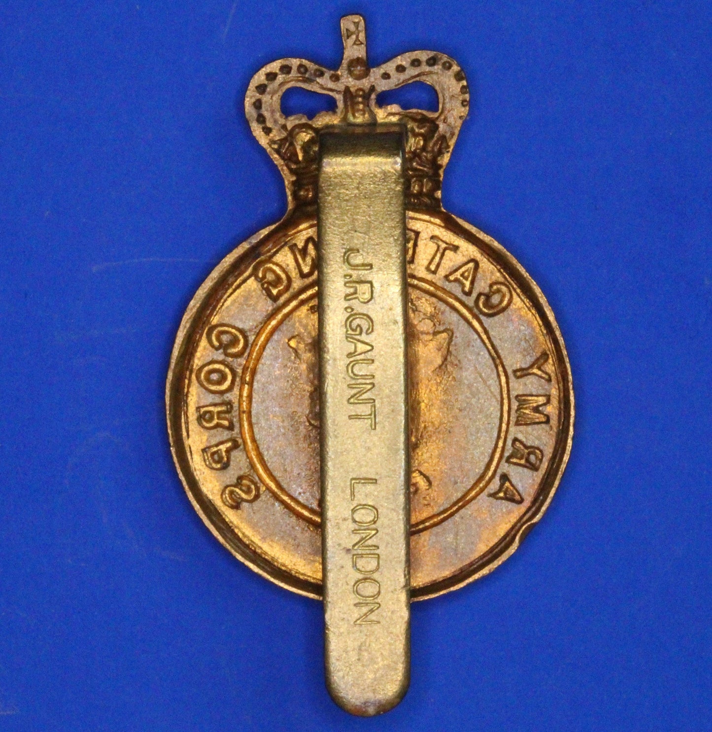 British Militaria - Army Catering Corps ACC Cap Badge J.R. GAUNT LONDON – Queens Crown   [08/26 35630]