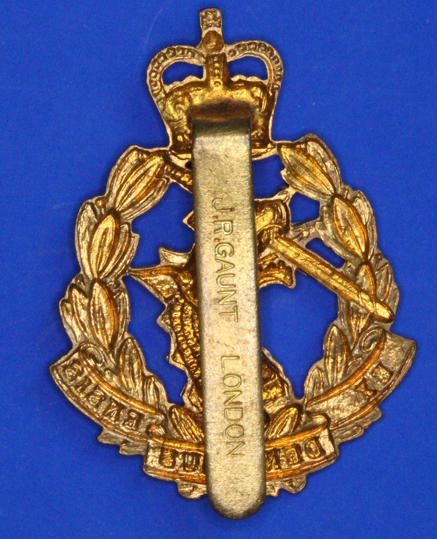 British Militaria - Royal Army Dental Corps (RADC) Cap badge J.R. GAUNT – Queens Crown    [08/26 35633]
