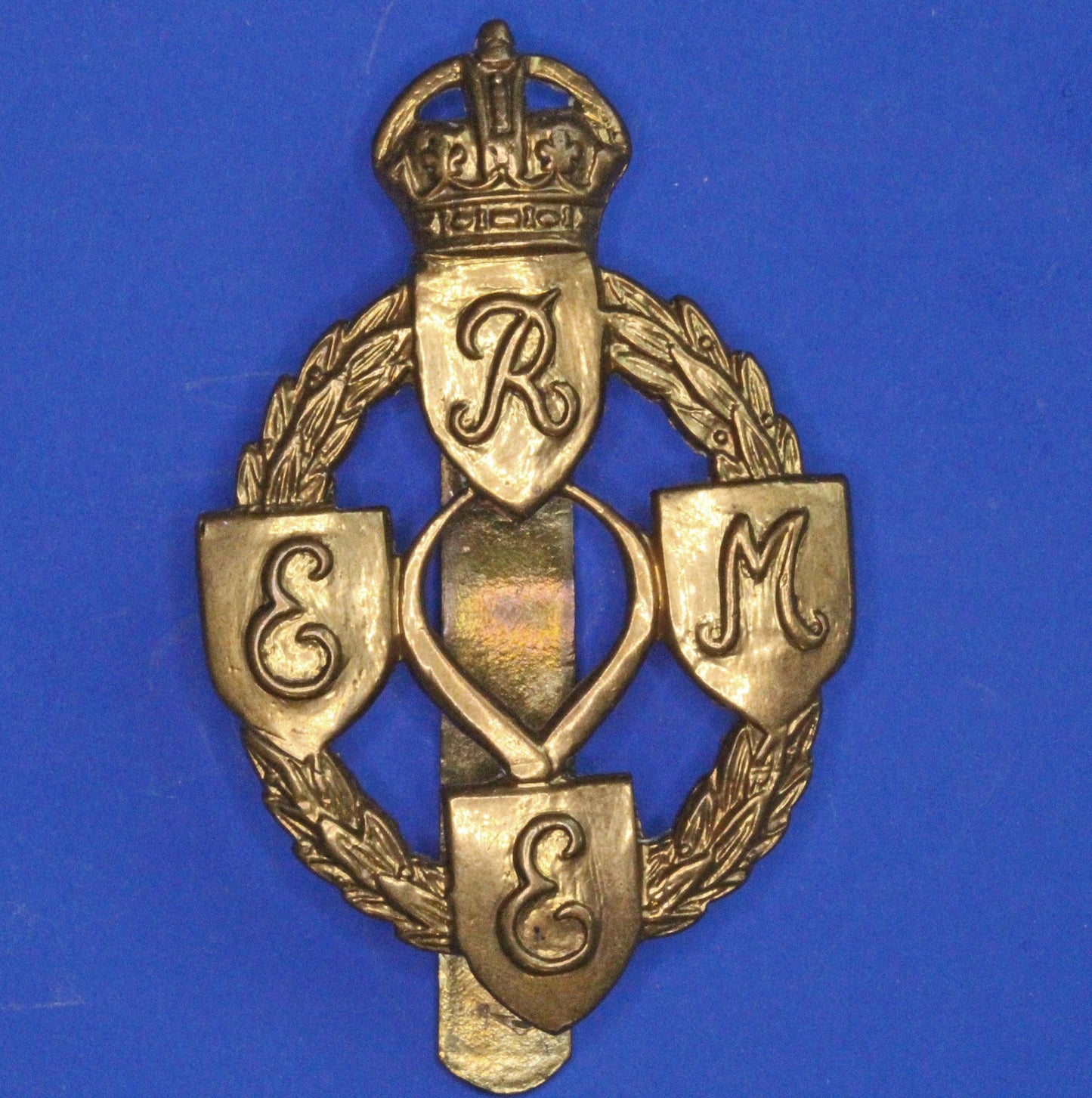 British Militaria - WW2 Corps of Royal Electrical and Mechanical Engineers (REME) Cap Badge   [08/26 35634]