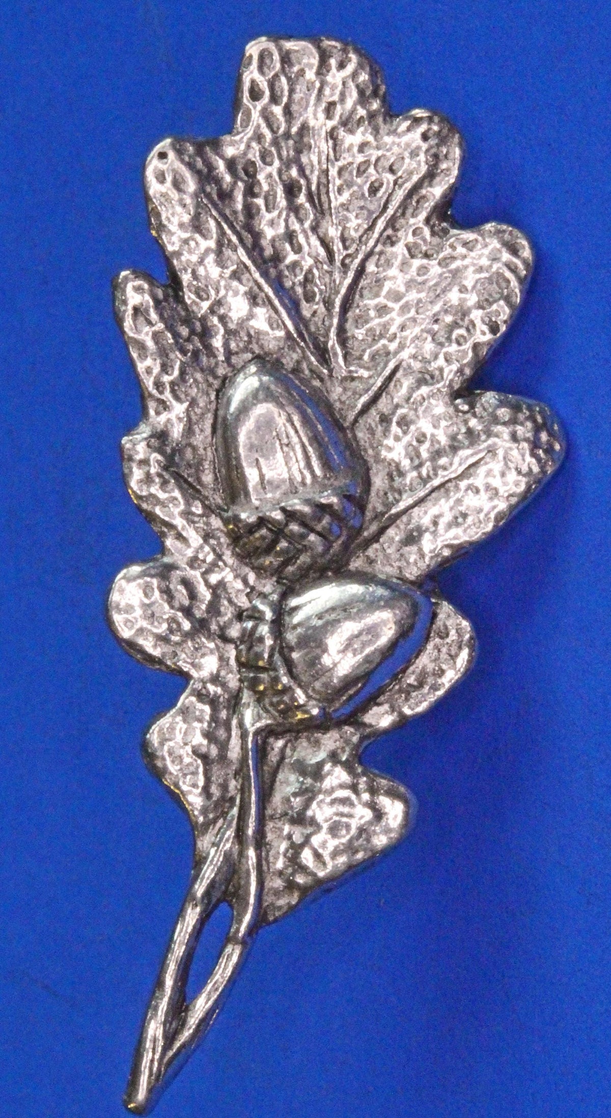 Oak Leaf and Acorns Pin Badge, 40mm long, supplied on a pin with clasps [PP SK28]