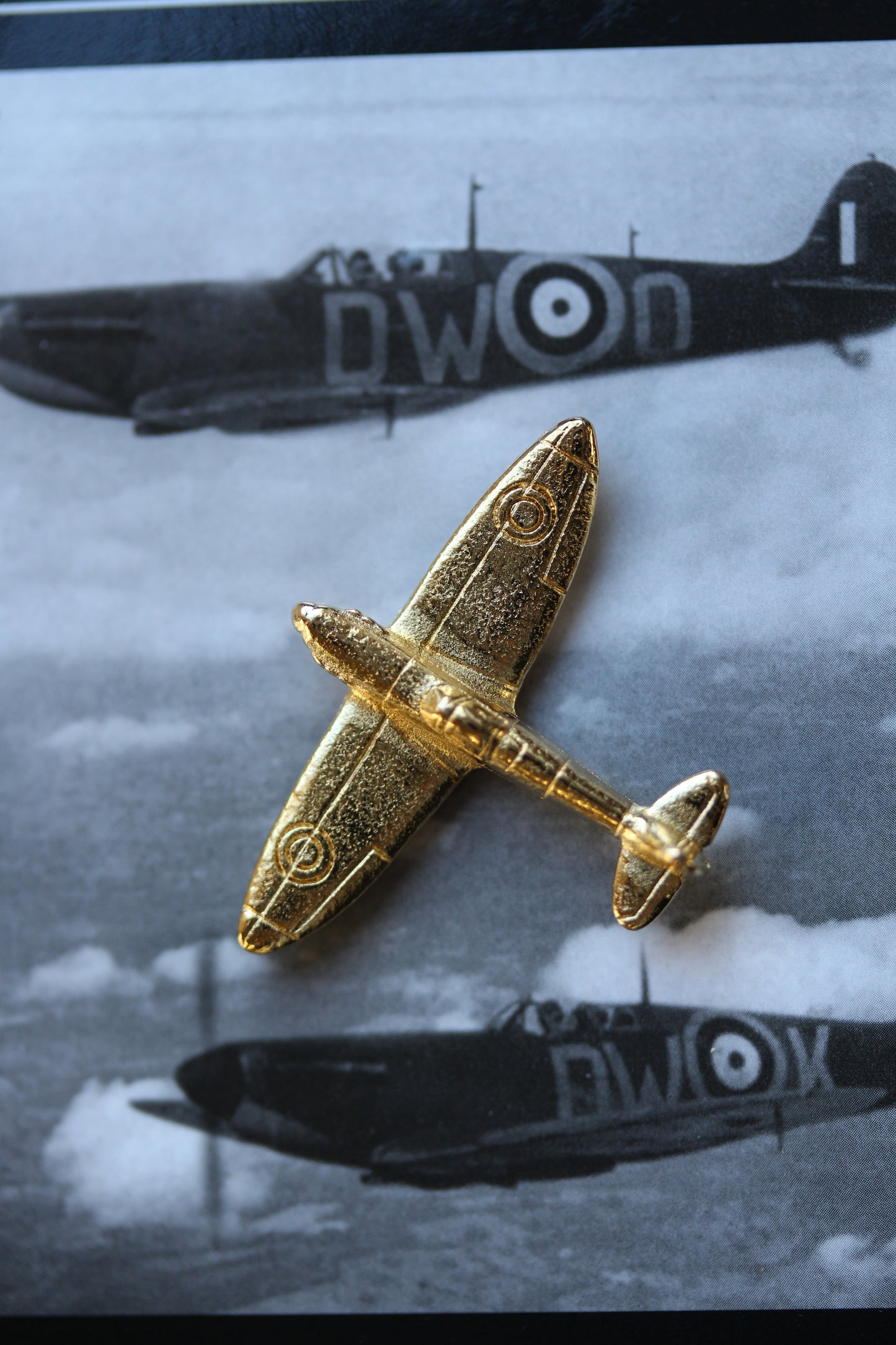 Gold plated pewter Spitfire supplied on a pin with clasp [SPITGPIN]