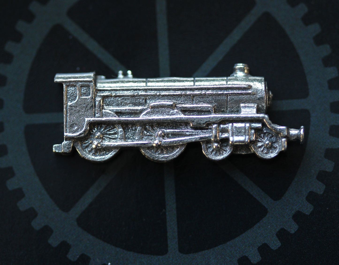 A steam locomotive in pewter supplied on a pin with clasp. [TSLPIN]