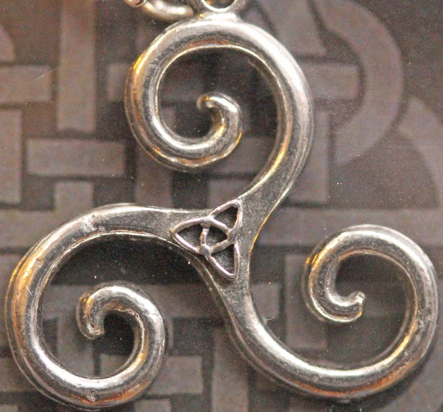 Celtic Triskele Pendant, lead-free pewter on silver chain with folder, diameter 21mm [CTSPP]