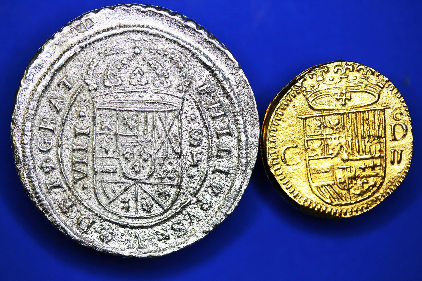 REPRODUCTION, Replica - Gold Doubloon Spanish colonial 2 Escudos 16th C (22mm) & 1705 Philip V 8 VIII Real Seville (35mm) coins [2SPAIN]