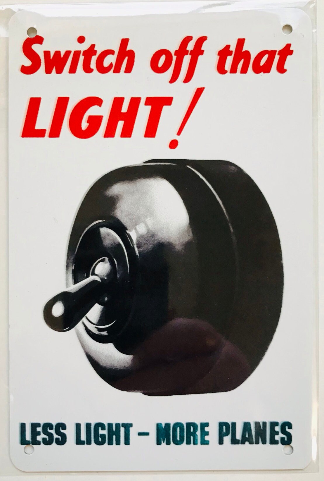 Metal Vintage Style Wall Sign - Switch Off That LIght WW2, 6x4 inch [LIGHT1]